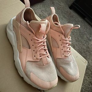 women’s nike air hurache in peach